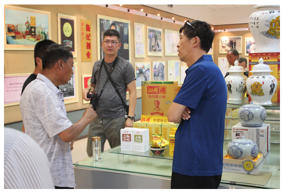 太谷縣小白鄉(xiāng)鰲腦、龍坪等村雜糧合作社成員一行10余人到我公司參觀學(xué)習(xí)